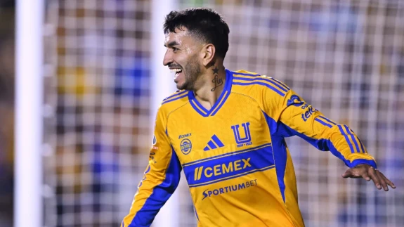 Angel Correa, Meksika’da evinin önünde ayıyla karşılaştı