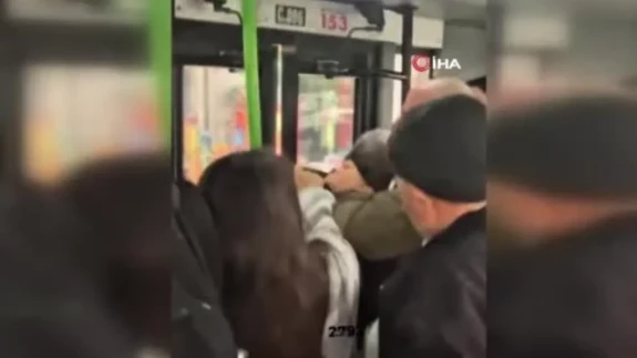 İstanbul’da otobüste bastonlu saldırı: Kavga anı cep telefonuna yansıdı!