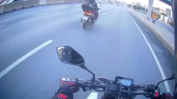 Canını hiçe saydı, trafiği birbirine kattı: Maltepe’de tehlikeli anlar kamerada!
