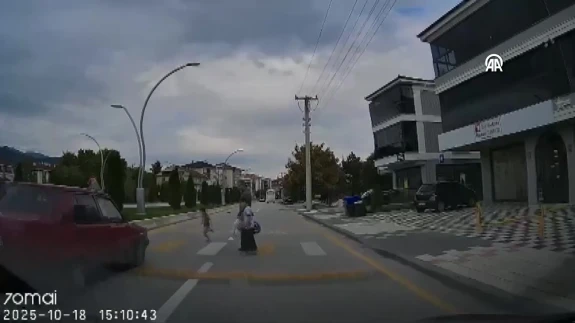 Bir anlık dikkatsizlik facianın eşiğine getirdi: O anlar saniye saniye kamerada!