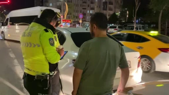 Ayakta bile durmakta güçlük çeken alkollü sürücü önünde giden araca çarptı