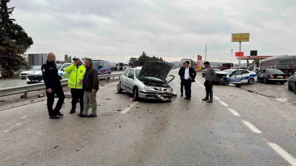 Balıkesir’de polis aracı otomobille çarpıştı: 3 yaralı