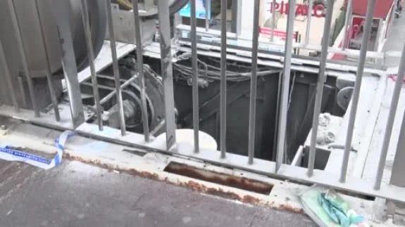 Beylikdüzü metrobüs üst geçidinde korku dolu anlar: Yürüyen merdiven bir anda alev aldı!