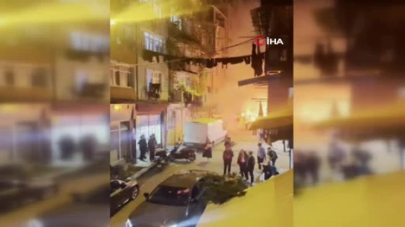 Beyoğlu’nda kız istemede patlatılan havai fişekler evi yaktı: 8 kişi dumandan etkilendi