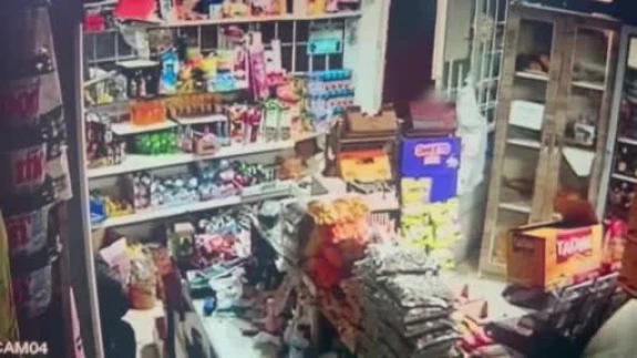 Boğazına şeker kaçan oğlunu Heimlich manevrasıyla kurtardı