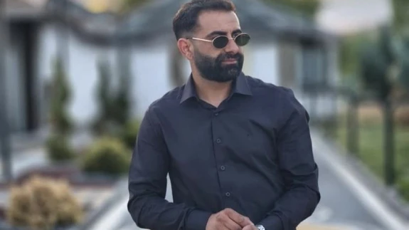 Evde başından silahla vurulmuş halde bulundu