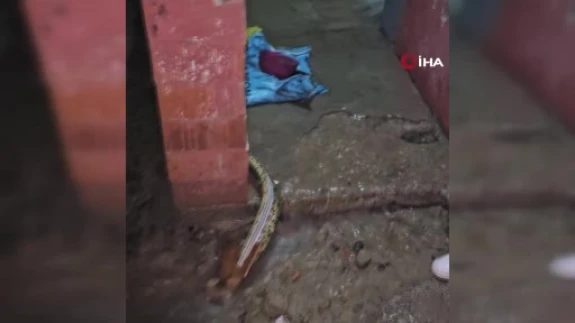 Hamile kadının evi sular altında kaldı