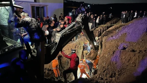 Kanalizasyon çukuru kazarken göçük altında kalan iki kardeş toprağa verildi