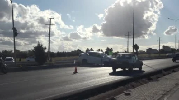 Kilis’te otomobil refüje çarptı: 2 ağır yaralı