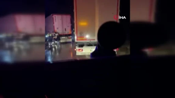 Tır ile kamyonet çarpıştı: 1 ölü, 2 yaralı