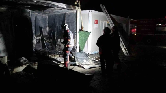 Uykuda bastırdı! Alevler konteyneri kül etti