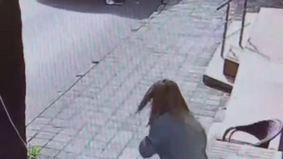 Yolun karşısına geçen kadına minibüs çarptı: Kaza anı kamerada