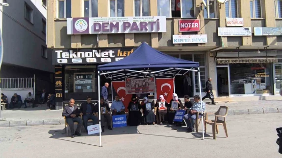 Muş’ta ailelerin DEM Parti önündeki eylemi sürüyor