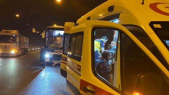 Osmaniye’de yolcu otobüsü tıra çarptı, trafik bir süre kontrollü olarak sağlandı