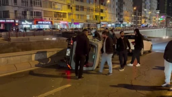 Otomobilin çarptığı cip yan yattı, yol trafiğe kapandı