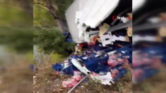 Sebze yüklü tır devrildi: Sürücü 2 saatlik çalışmayla kurtarıldı