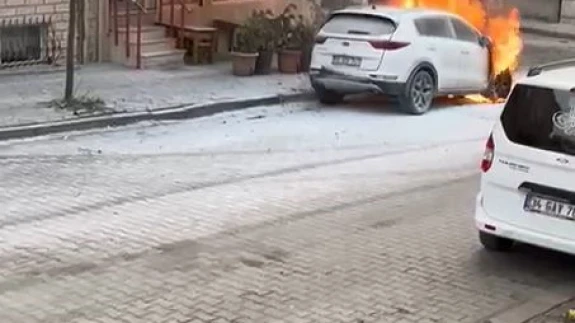 Otomobil bir anda alev topuna döndü: O anlar saniye saniye kaydedildi!