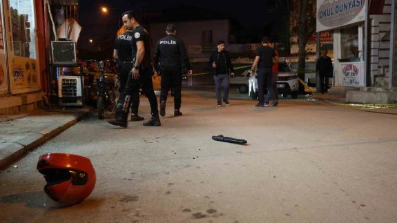 Takip ettiği şahsı ayağından vurdu, kaskı ve silahı düşürüp kaçtı