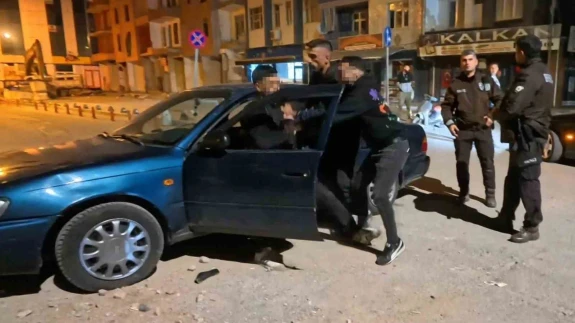 Tükürük yüzünden kavga çıktı, alkollü şahsı yakınları bile sakinleştiremedi