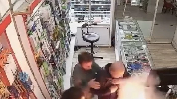 Tamir edilmeyi bekleyen telefon bomba gibi patladı: İşte o anlar!