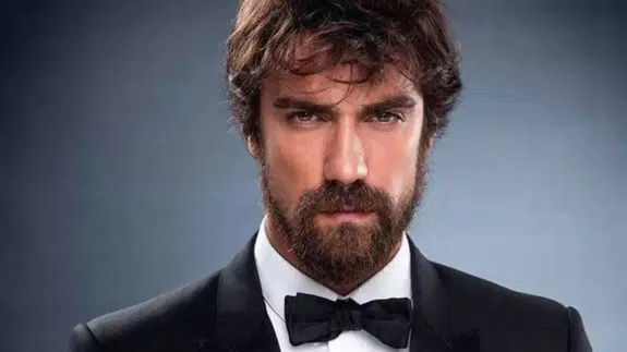 Yakışıklı, yetenekli, bir de ödüllü... İbrahim Çelikkol’a uluslararası alkış!