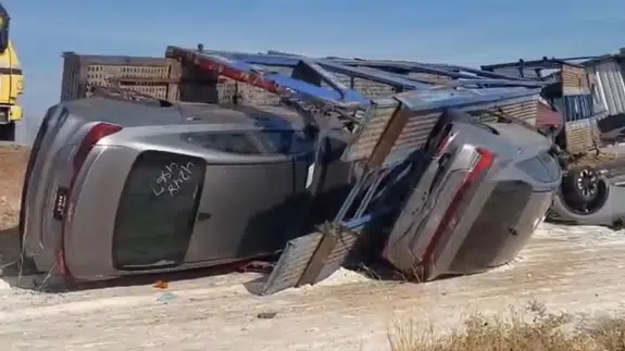 Milyonlar yoldaydı, şarampole uçtu: Şanlıurfa’da lüks araçlar parçalandı!