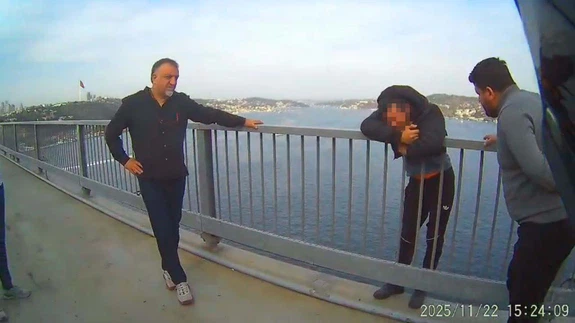 Köprüde nefes kesen anlar... Hayatla ölüm arasında kaldı!
