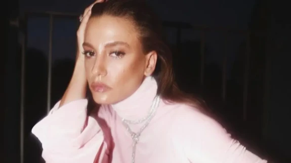 Serenay Sarıkaya 'Yılın Oyuncusu' seçildi, kıyafetiyle gecenin konusu oldu!