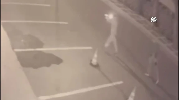 17 yaşındaki saldırgan kameraya poz verdi, sonra tetiğe bastı! O anlar kamerada...