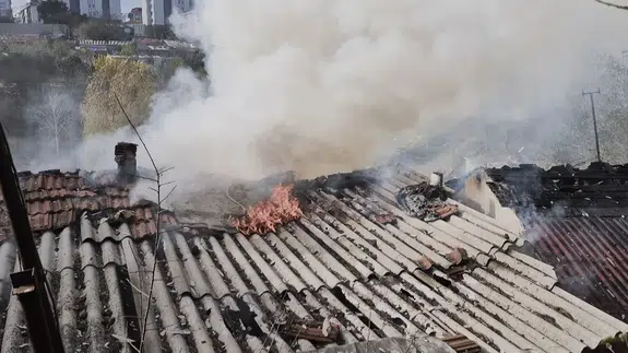 Alevler yükseldi, sinirler patladı... İtfaiyeci muhabiri yıkadı!
