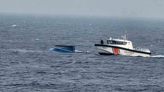 Karadeniz'de alabora olan tekneden acı haber! Can pazarı kamerada...