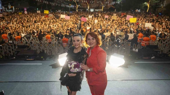 Tarsus Festivali’nde aşk ve müzik bir arada! Fatma Turgut konserinde evlilik teklifi