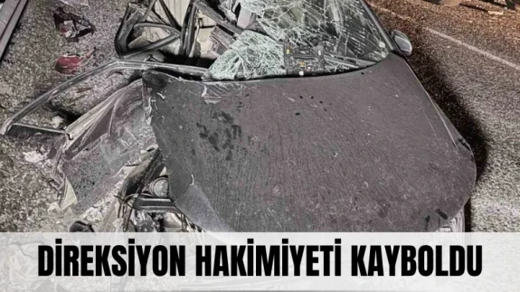 Feci çarpışma! Otomobil tıra saplandı