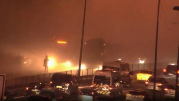 Son dakika: İstanbul Cevizlibağ'da iş makinesi alev topuna döndü!