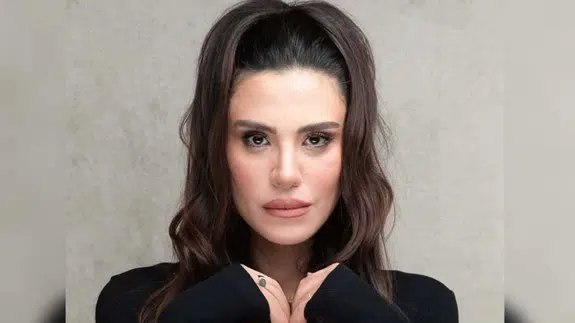 'Fora' oyununun galasında kriz... Şükran Ovalı’nın yaş farkı çıkışı olay oldu!