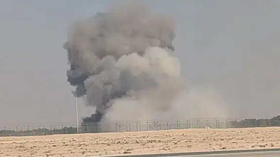 Gökyüzünde dehşet: Savaş uçağı kalabalığın üzerine düştü!