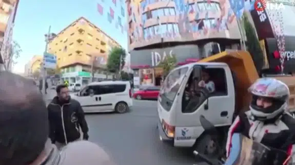 'Daha çok bas' uyarısı sonrası kavga çıktı: Yol ortasında gerilim!