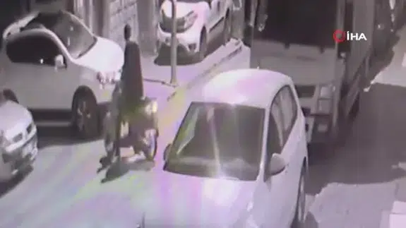 İstanbul’un ortasında motosikletler bir bir yok oldu… O anlar güvenlik kamerasında!