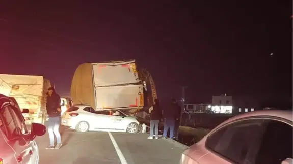 Bir anda patlayan çarpışma sessizliği parçaladı... Olay yerini film setine çevirdi!