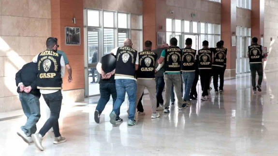 10 kişilik çete iş yerini hedef aldı! Patlama anı kamerada...