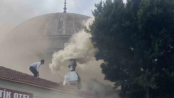 Dumanlar semaya karıştı... Cami avlusundaki panik anları kamerada!