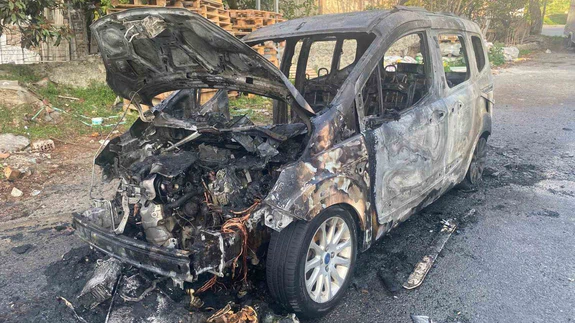 Yol ortasında alev topu... Ataşehir’de araç küle döndü!