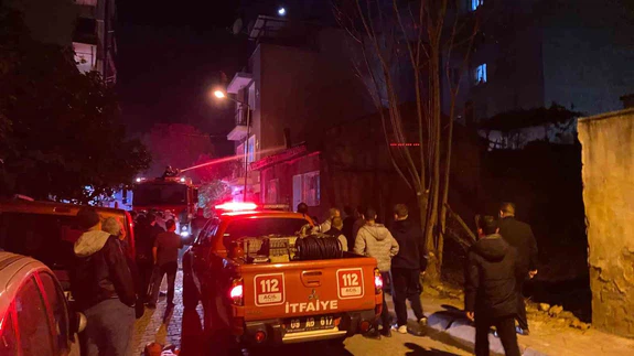 Alevler evi yuttu… Evsiz kalan yaşlı kadının çaresizliği yürekleri burktu, o anlar kamerada