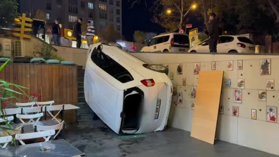 Beylikdüzü’nde faciaya ramak kaldı: El freni unutulan araç kafe bahçesine daldı