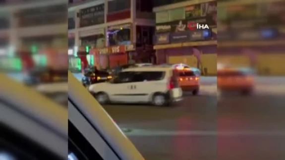 Havaya ateş açtı, polisi görünce çılgına döndü! O anlar kameraya yansıdı...