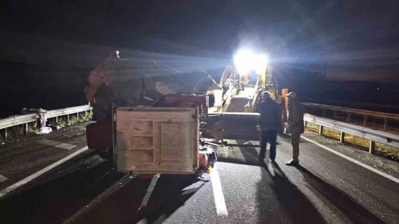 Traktör ve araç kafa kafaya geldi!