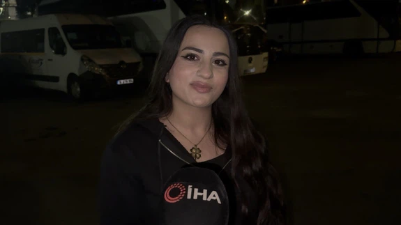 Motosikletliyi sıkıştırdı, çarptı, kavga çıktı: Kadın sürücüler birbirine girdi!