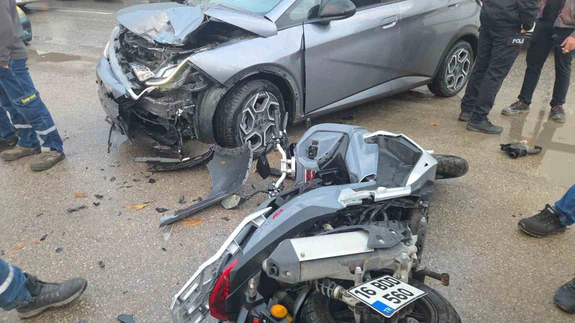 Bir anlık manevra, iki gencin hayatını altüst etti! Motosiklet metrelerce uçtu...