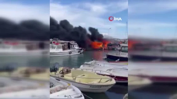 Tekneler peş peşe tutuştu... Alevlerin yükseldiği o anlar kamerada!