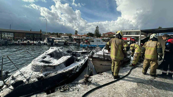 Çeşme’de korku dolu anlar: Tekneler art arda alev aldı!